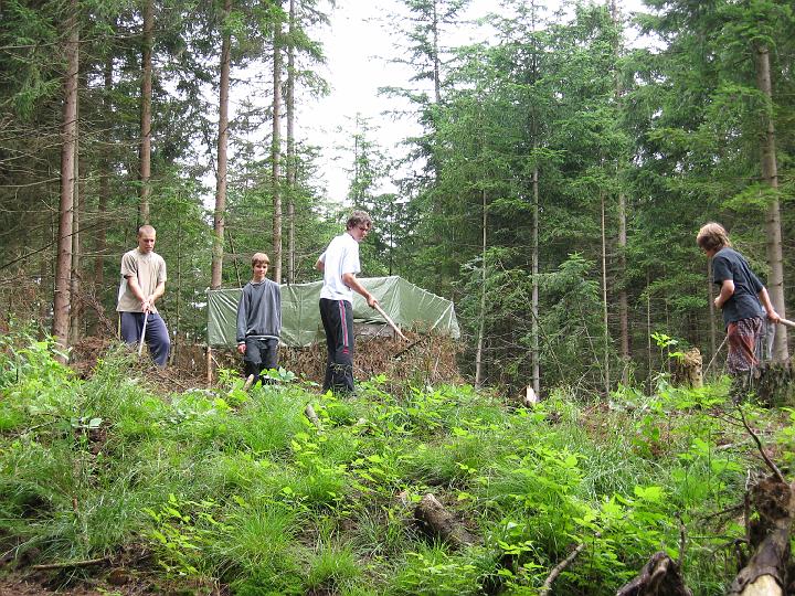 209 - Jára, Hozna L., Petr a Marxík upravují okolí latrýn a sázejí zde nové smrčky. Pomáhají jim také Bonáš, Filip Š. a Matěj..JPG